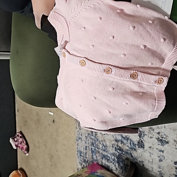 This set of clothes is 0-3 months for a little girl. - Picture 8 of 16